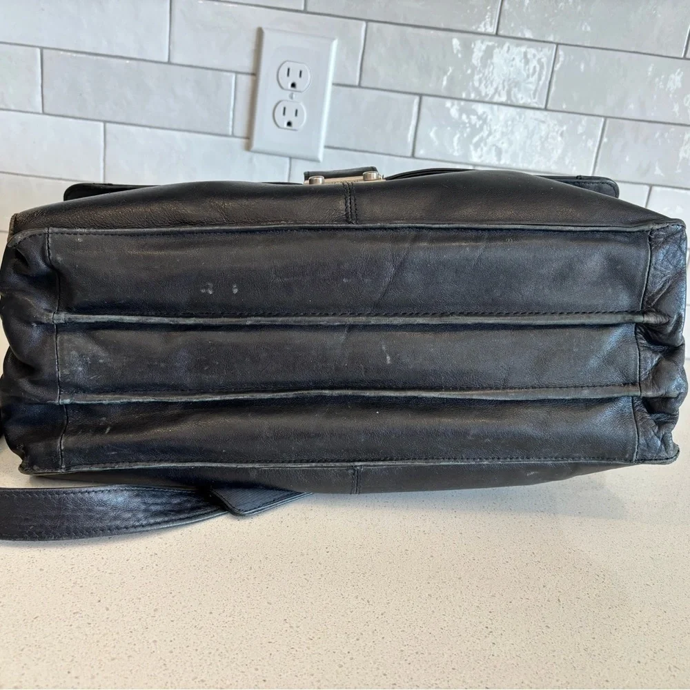 LE TANNEUR Briefcase Business Shoulder Bag Handbag Leather Black Lock EUC